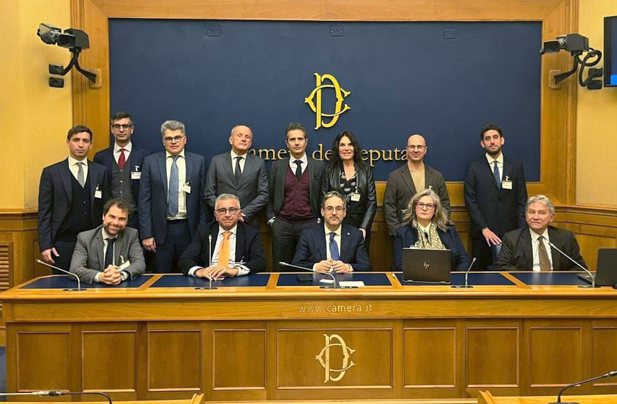 foto di gruppo di membri dell'associazione italawyers