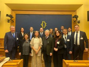 Alcuni partecipanti al convegno Italawyers “Intelligenza Artificiale, Quantum Computing ed Etica Digitale”, ritratti davanti al tavolo dei relatori nella Sala Stampa della Camera dei Deputati, 13 novembre 2025.